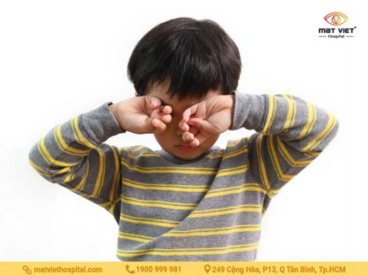 Thoi Quen Rat Sai Lam Khien Mat Bi Ton Thuong Cao La Lay Tay Dui Vao Mat
