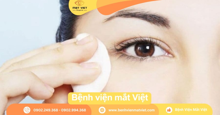 Hình: Giữ vệ sinh cho đôi mắt