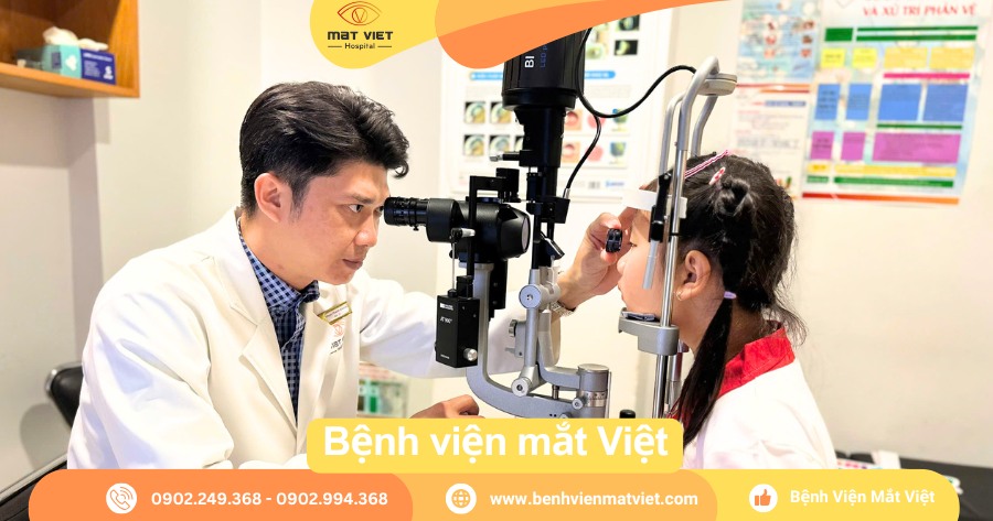 Bác sĩ Bệnh viện mắt Việt đang thăm khám cho trẻ